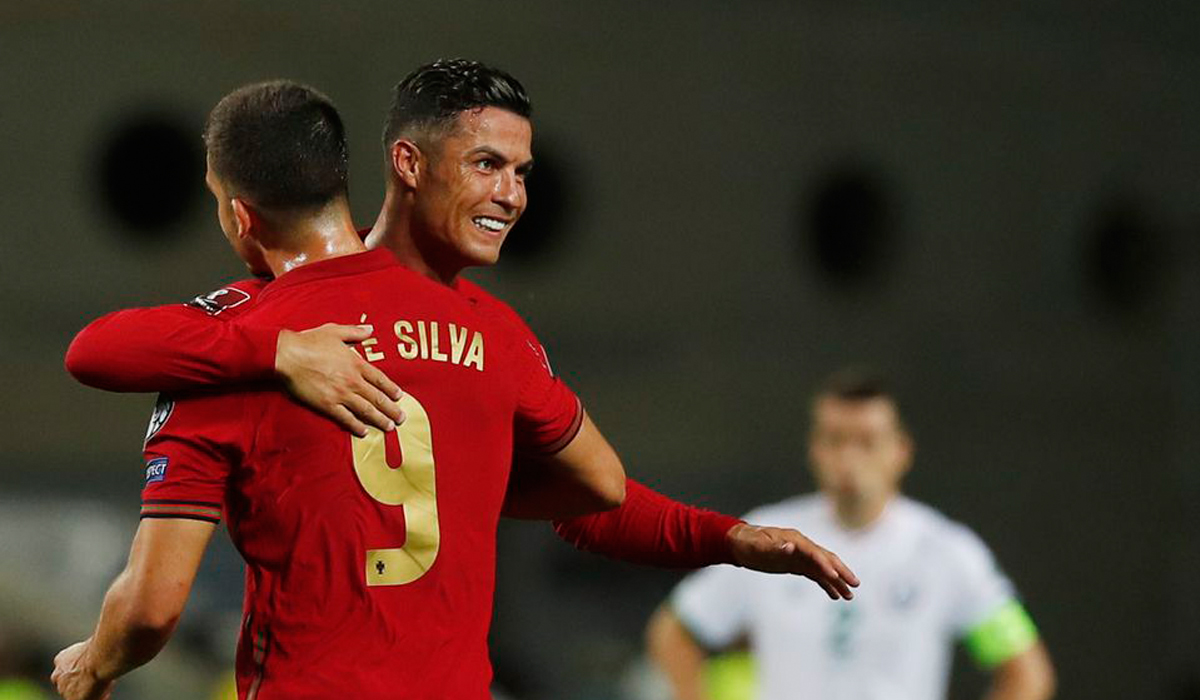 Ronaldo claims world record with late late show
