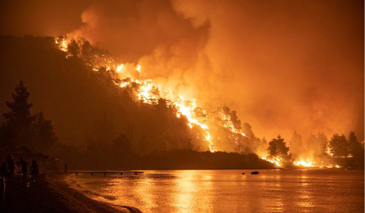 Blaze sweeps through Athens suburbs in fifth day of Greece wildfires