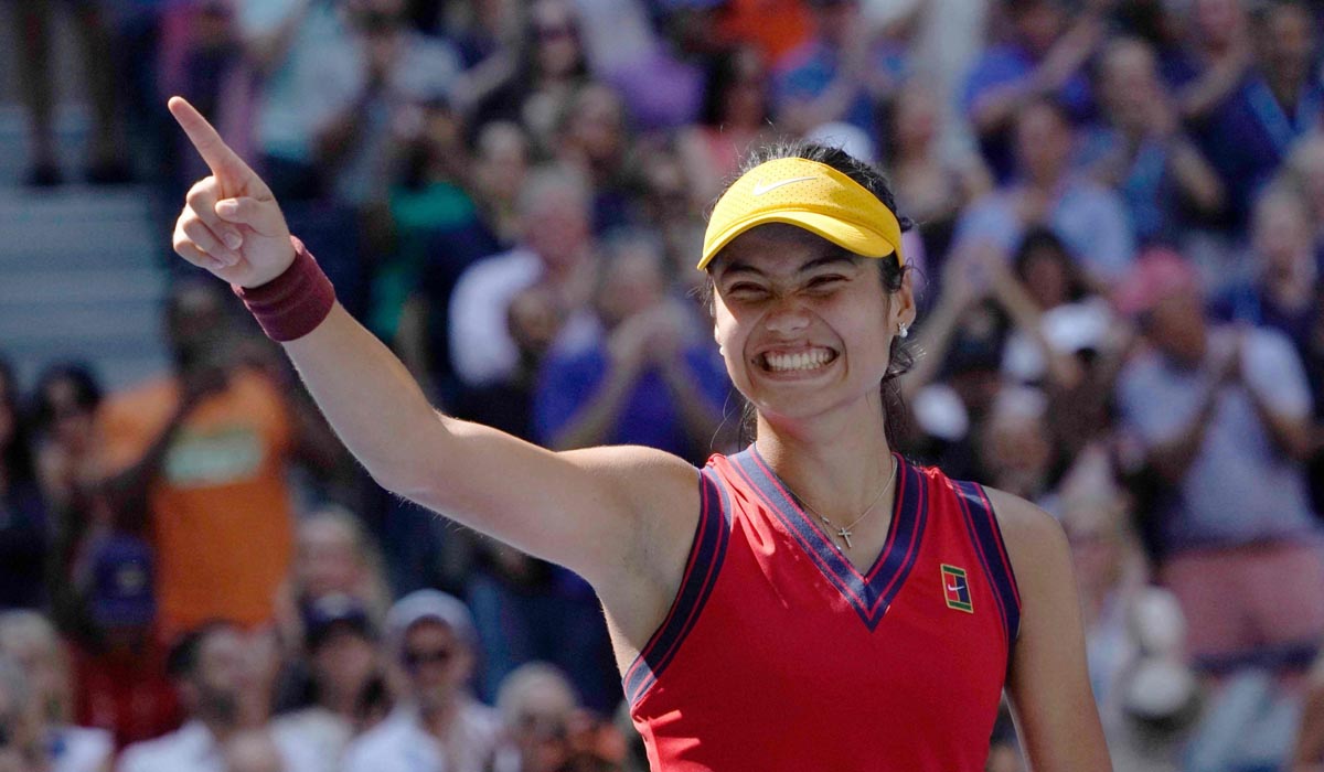 Emma Raducanu reaches semi-finals by beating Belinda Bencic