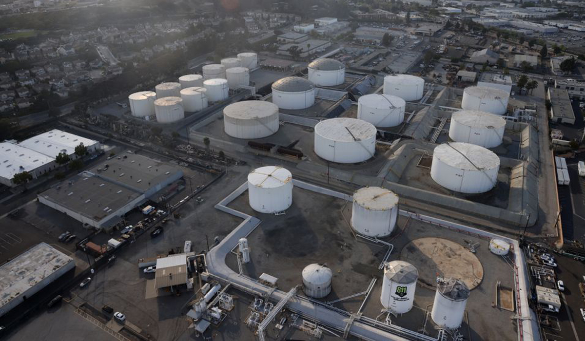 Oil prices slip as economic worries offset tightening supplies