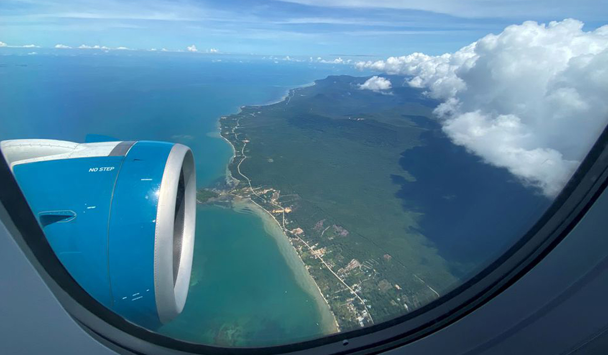 Vietnam's biggest city to keep virus curbs, flight resumption sought