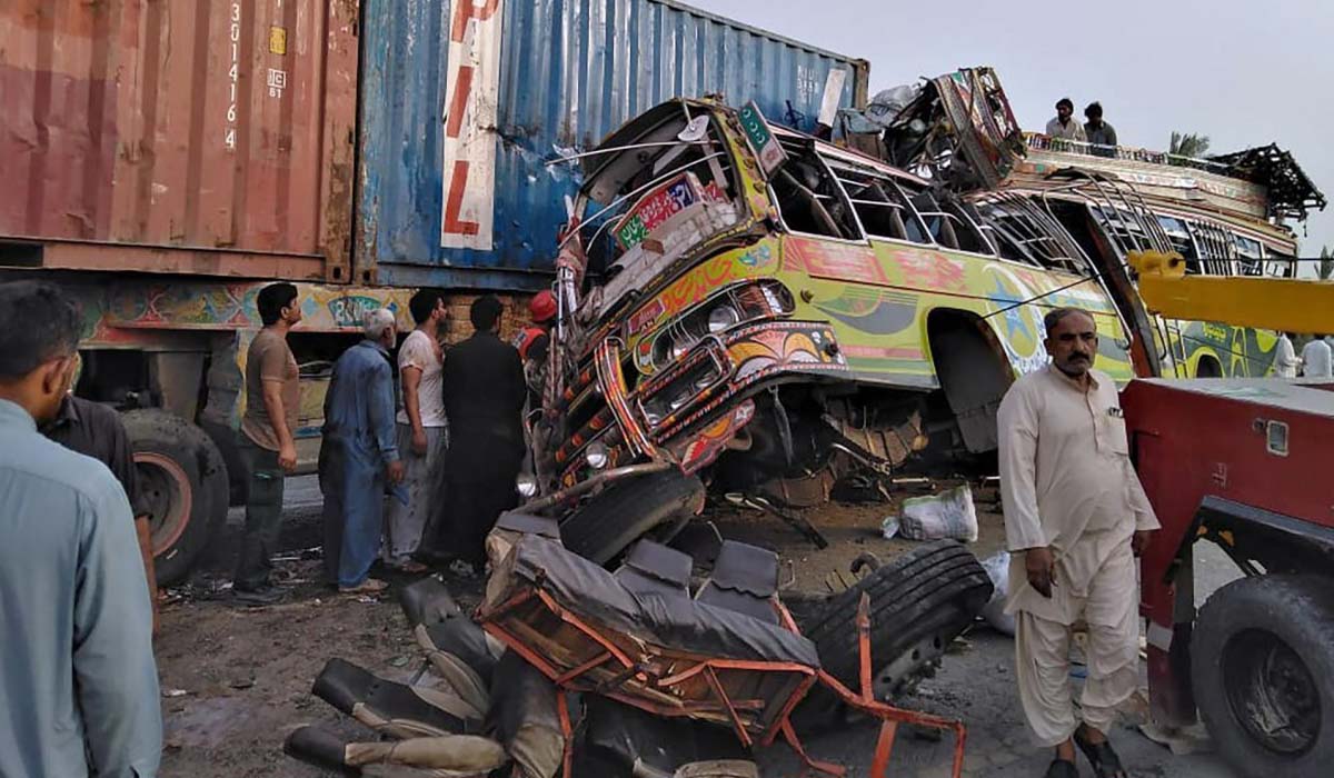 Bus crashes in Pakistan, killing 33 people and injuring 40