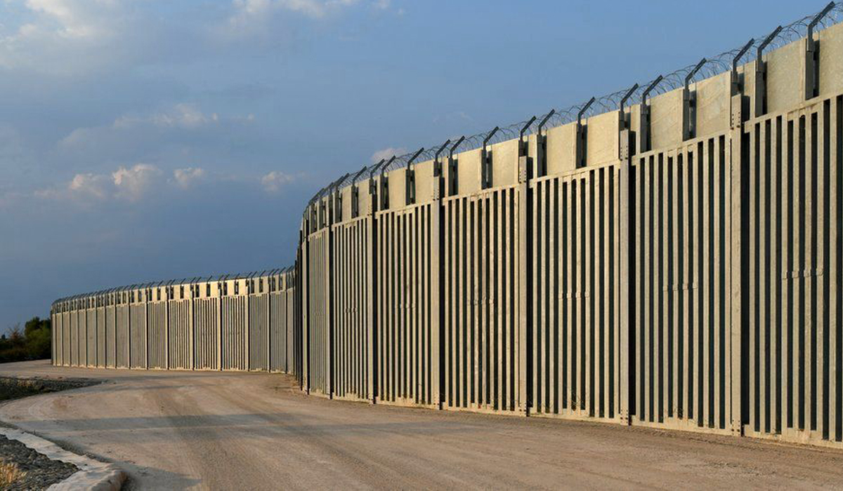 Greece erects fence at Turkey border amid warnings of Afghan migrant surge