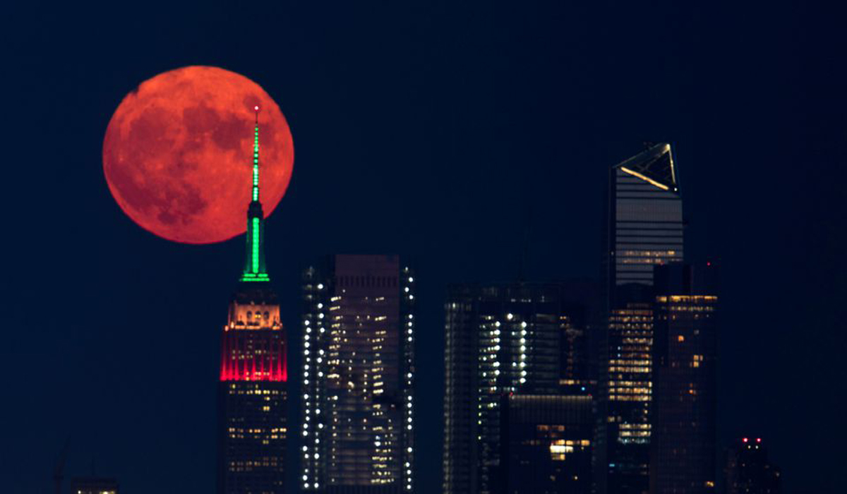 U.S. wildfires turn full moon orange